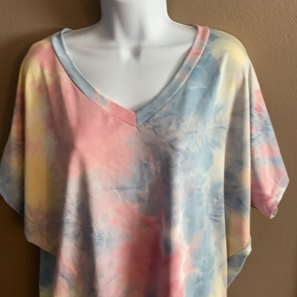 WOMEN’S Oversized HoneyMe Tie-die Top - Picture 2 of 5